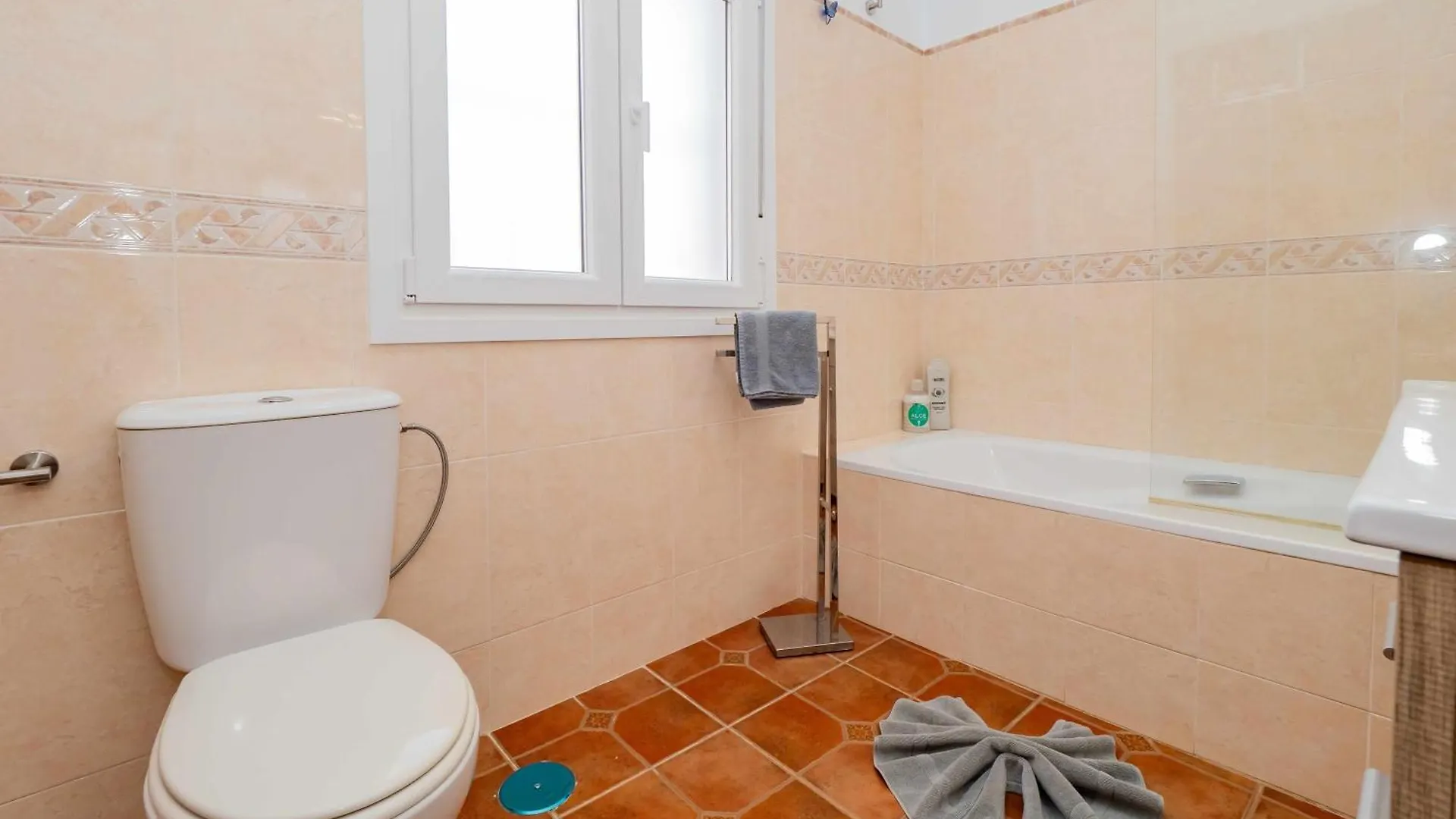 Villa Blanca Malaga - Private Villa - Heated Pool 0*, Alhaurín de la Torre